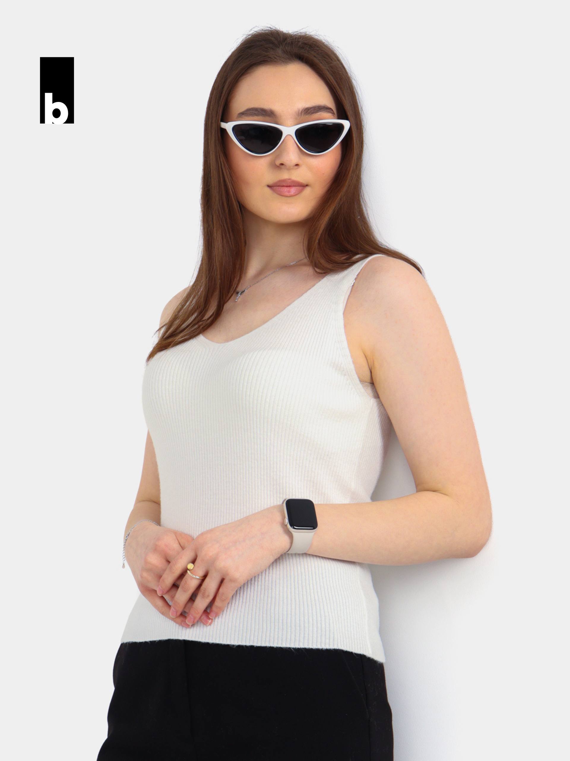 White knitted top with shape retention and textured vertical knit