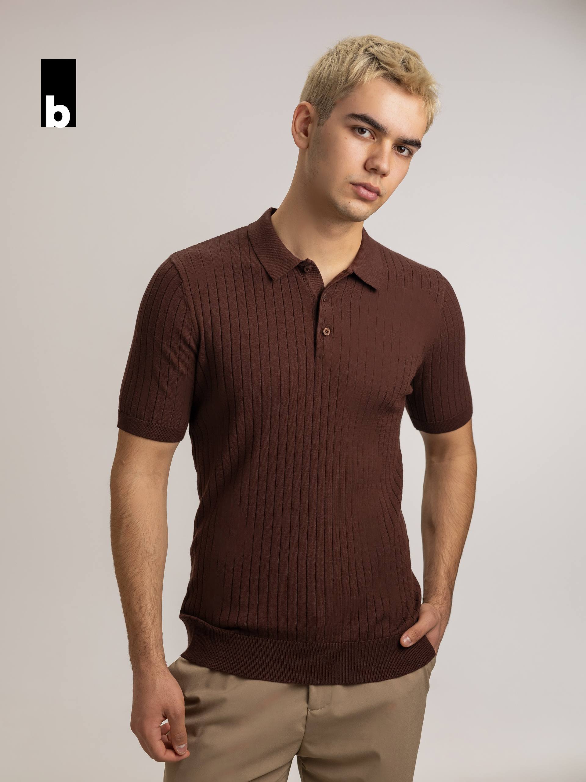 Brown knitted polo with shape retention and textured vertical knit