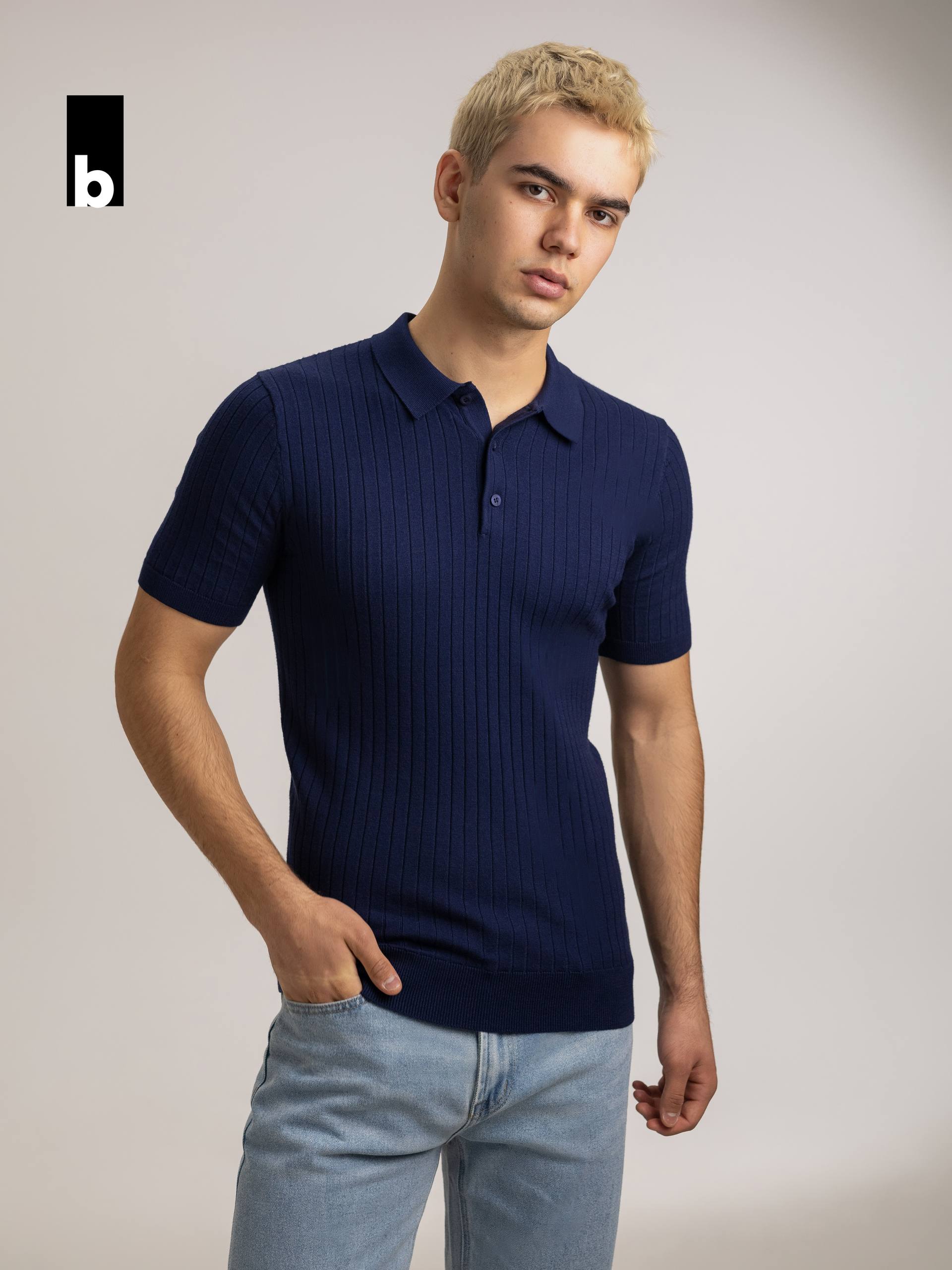 Blue knitted polo with shape retention and textured vertical knit