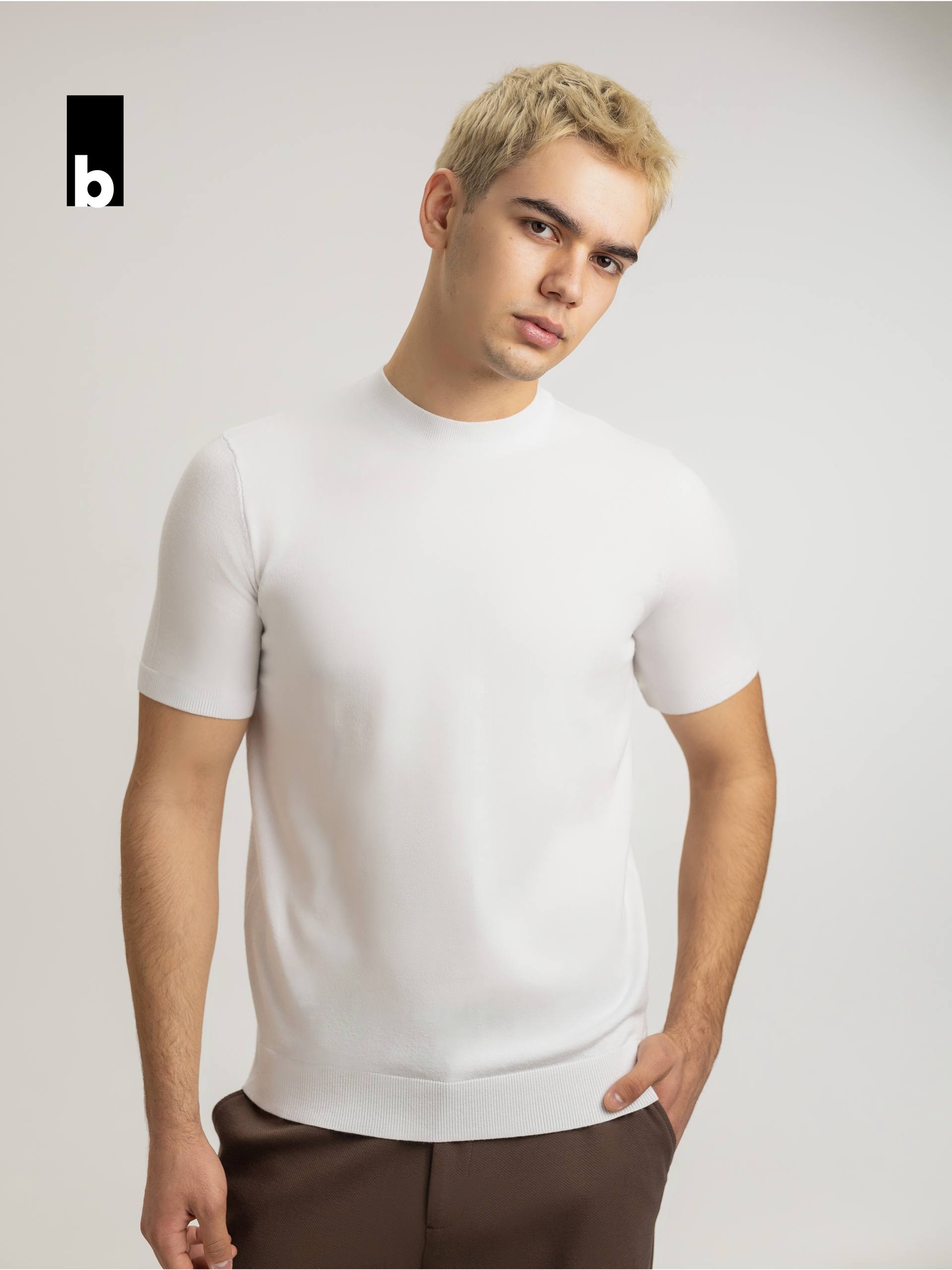 Knitted T-shirt with shape retention and deep white color