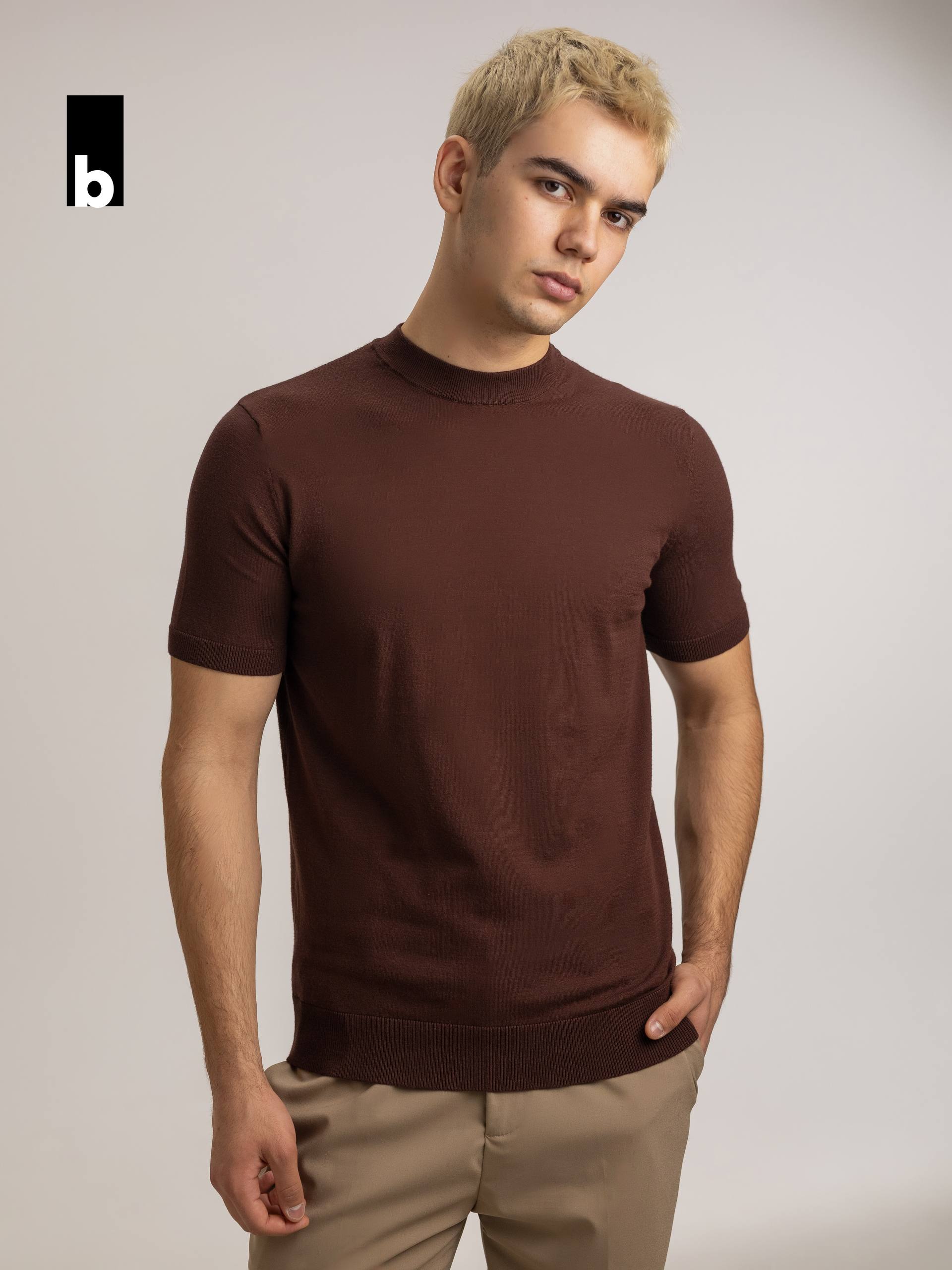 Knitted T-shirt with shape retention and deep brown color