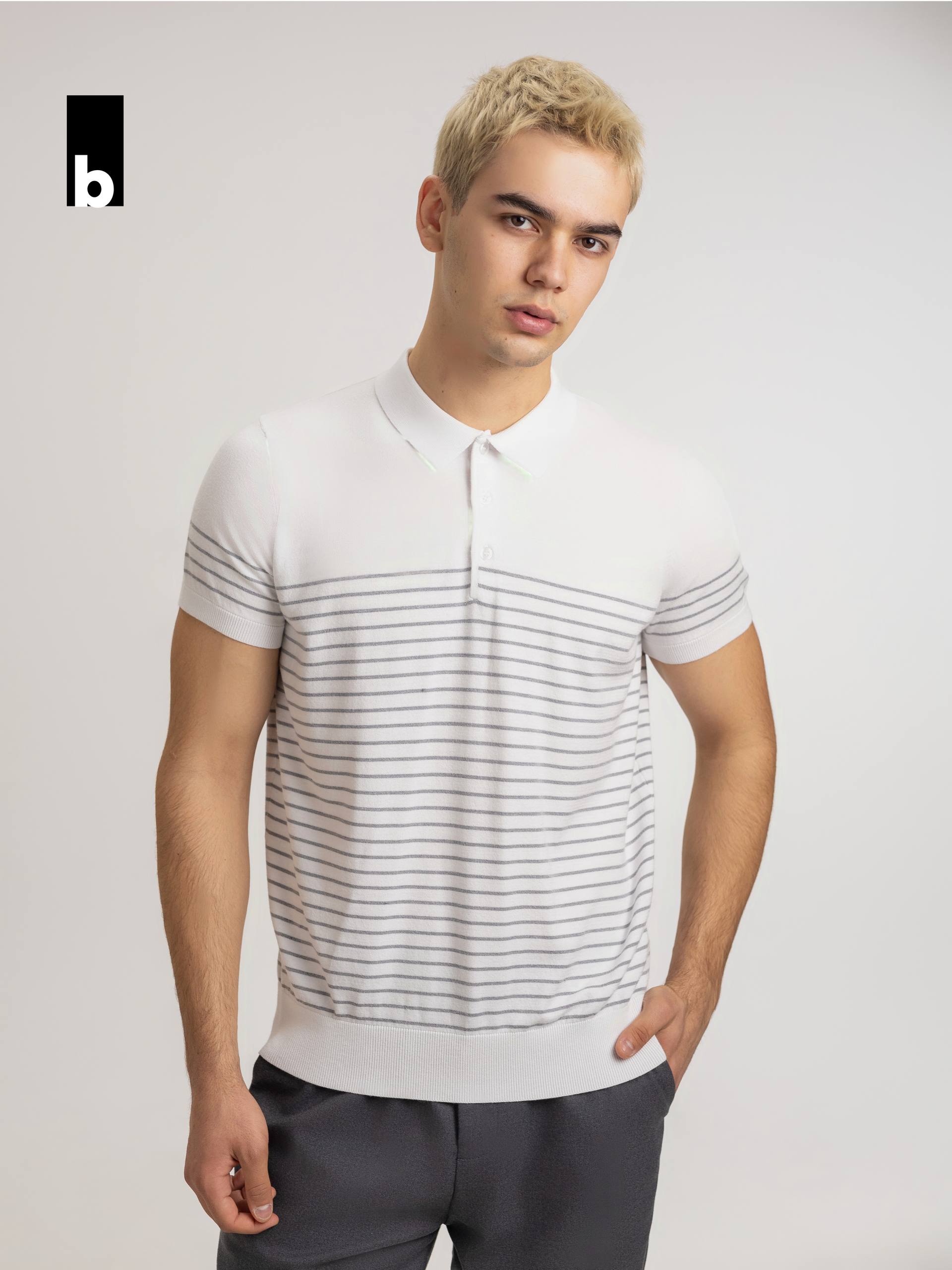 White knitted polo with shape retention and contrasting gray stripe