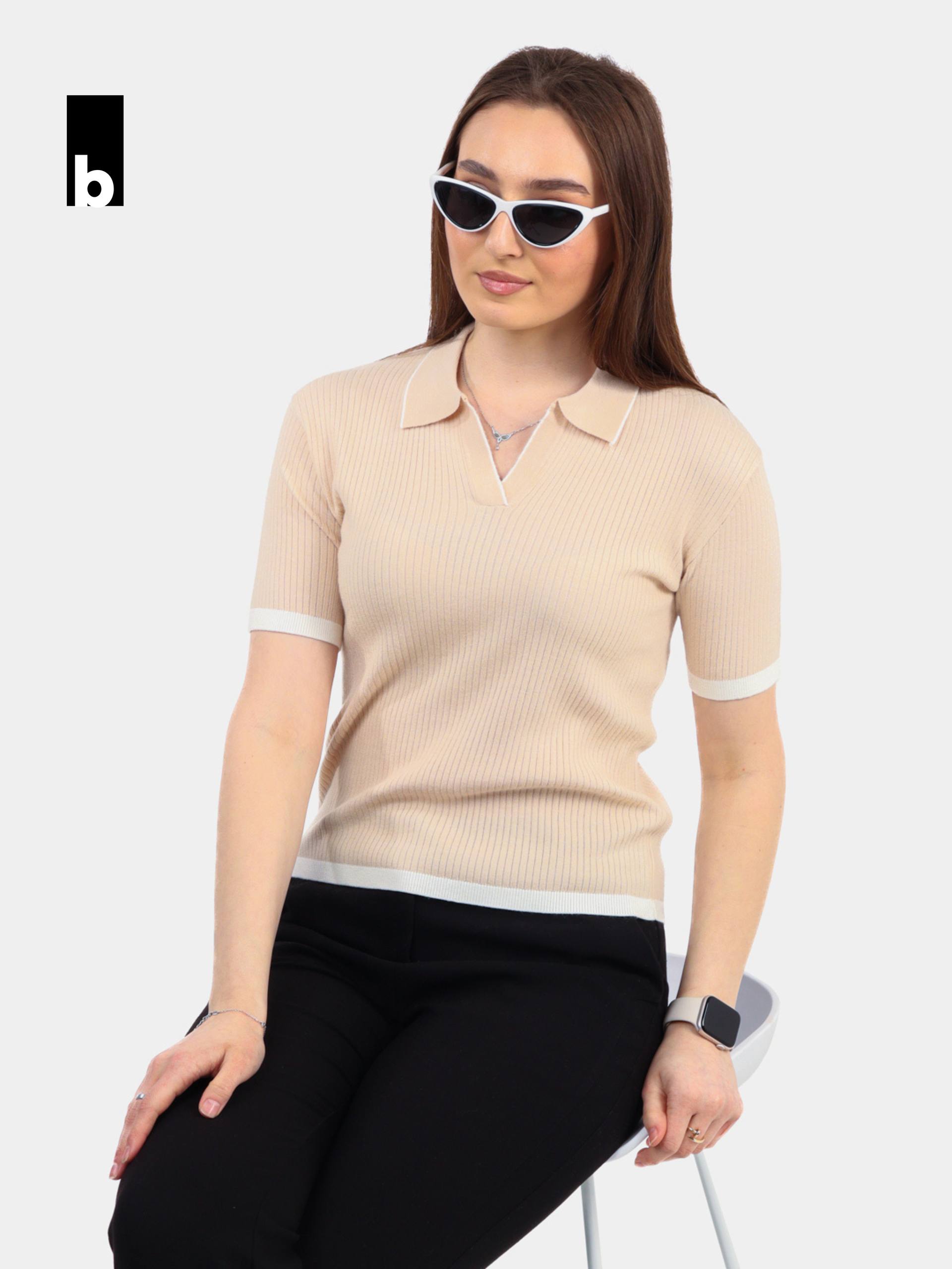 Knitted polo in beige color with white trim on the collar and sleeves