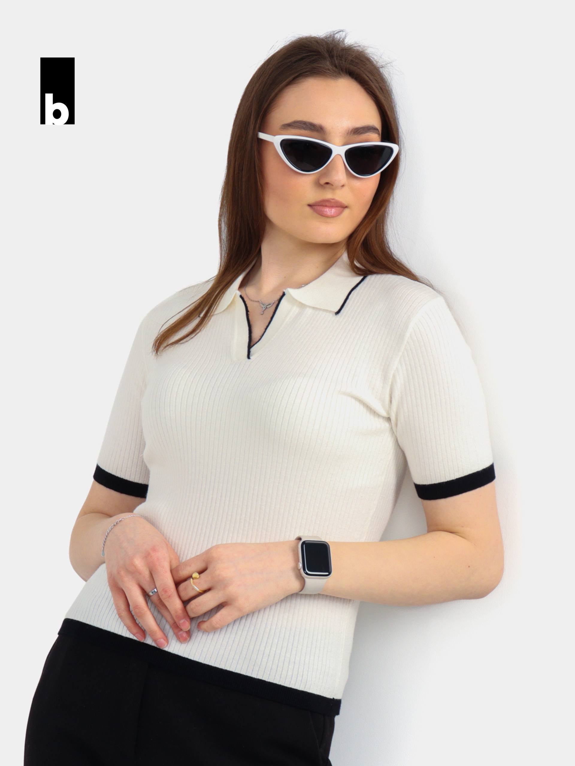 Knitted polo in milk color with black trim on the collar and sleeves