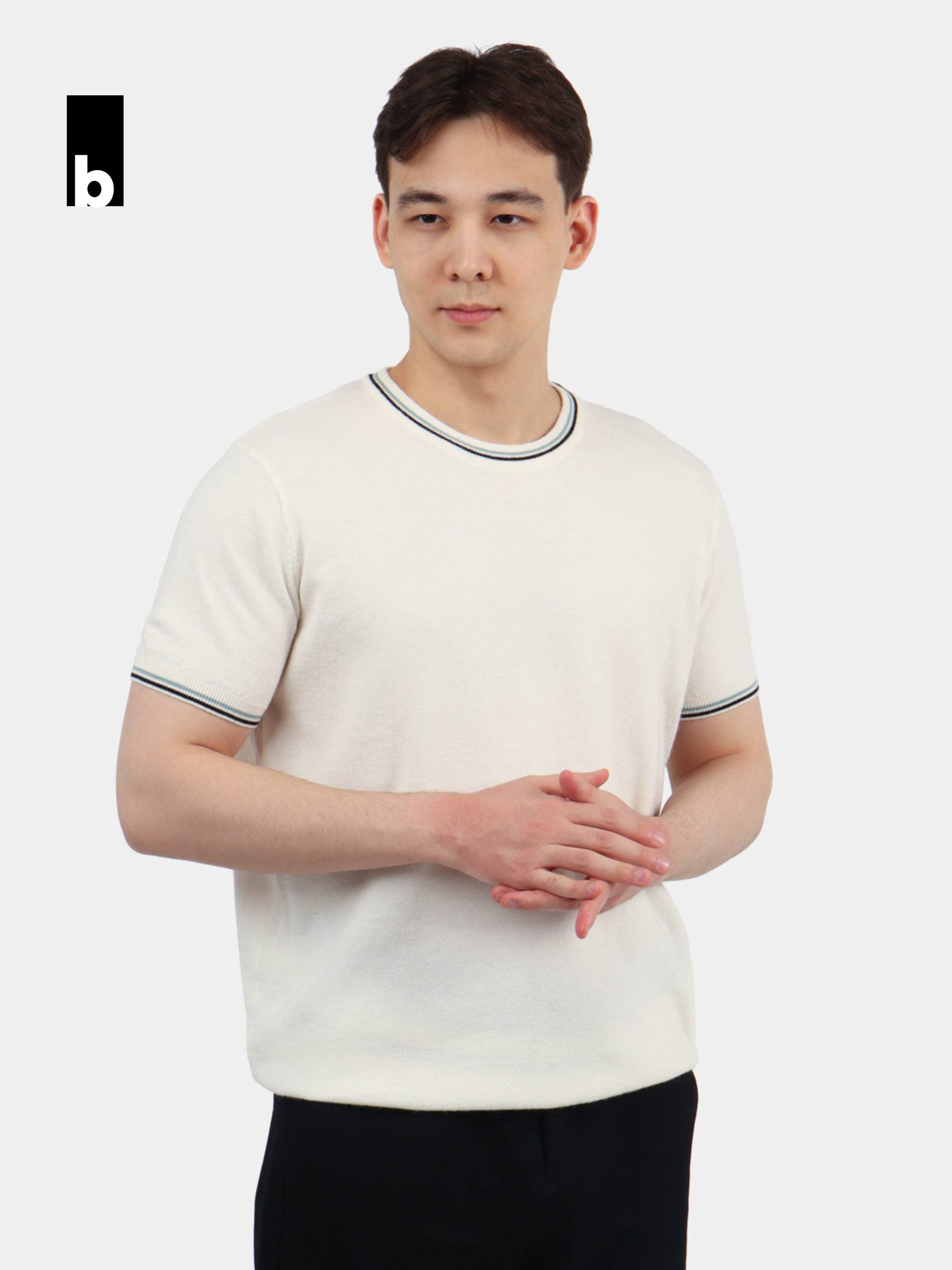 Oq rangli, yoqa va yenglari kontrast bezakli to‘qilgan futbolka