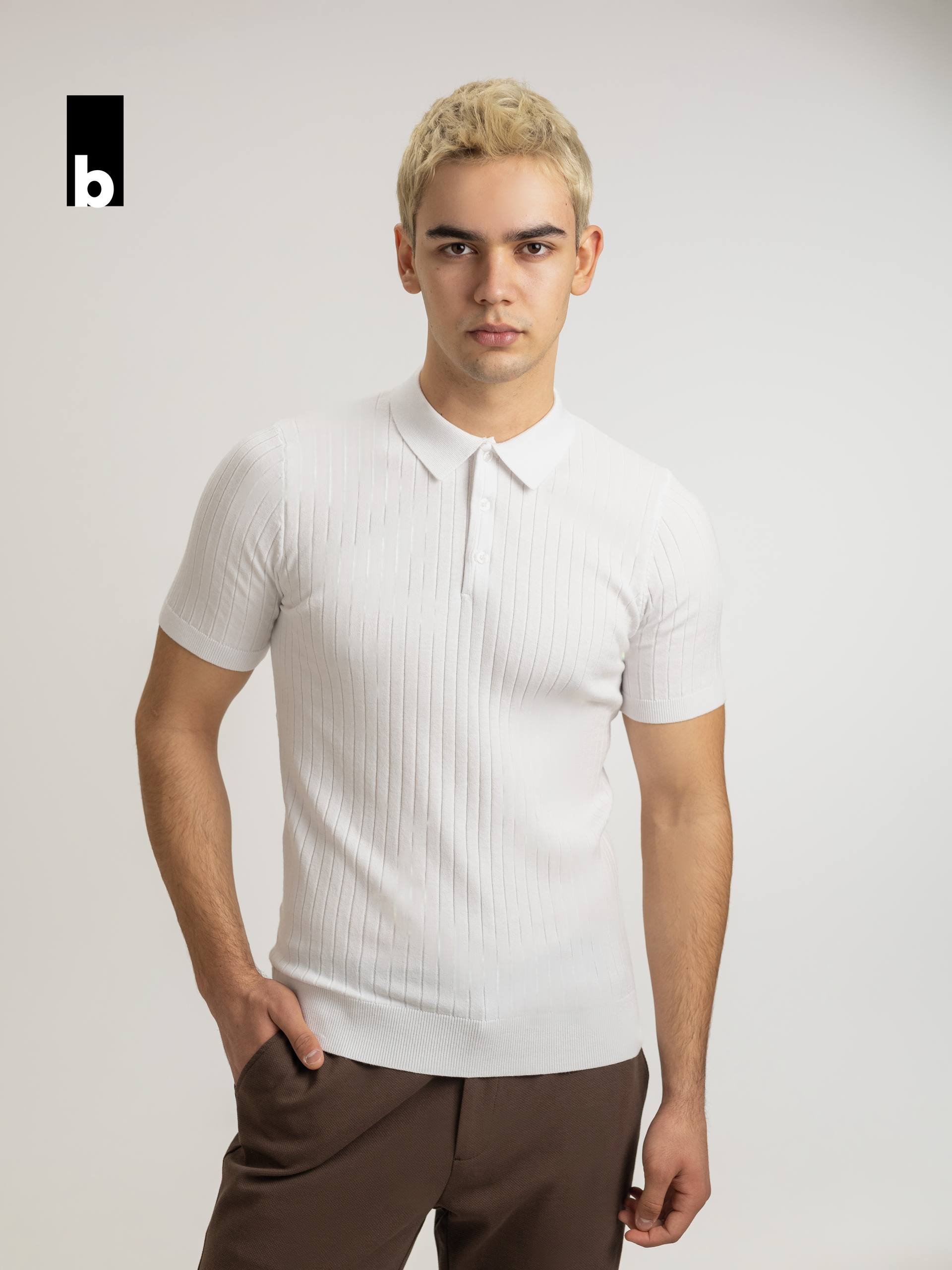 White knitted polo with shape retention and textured vertical knit