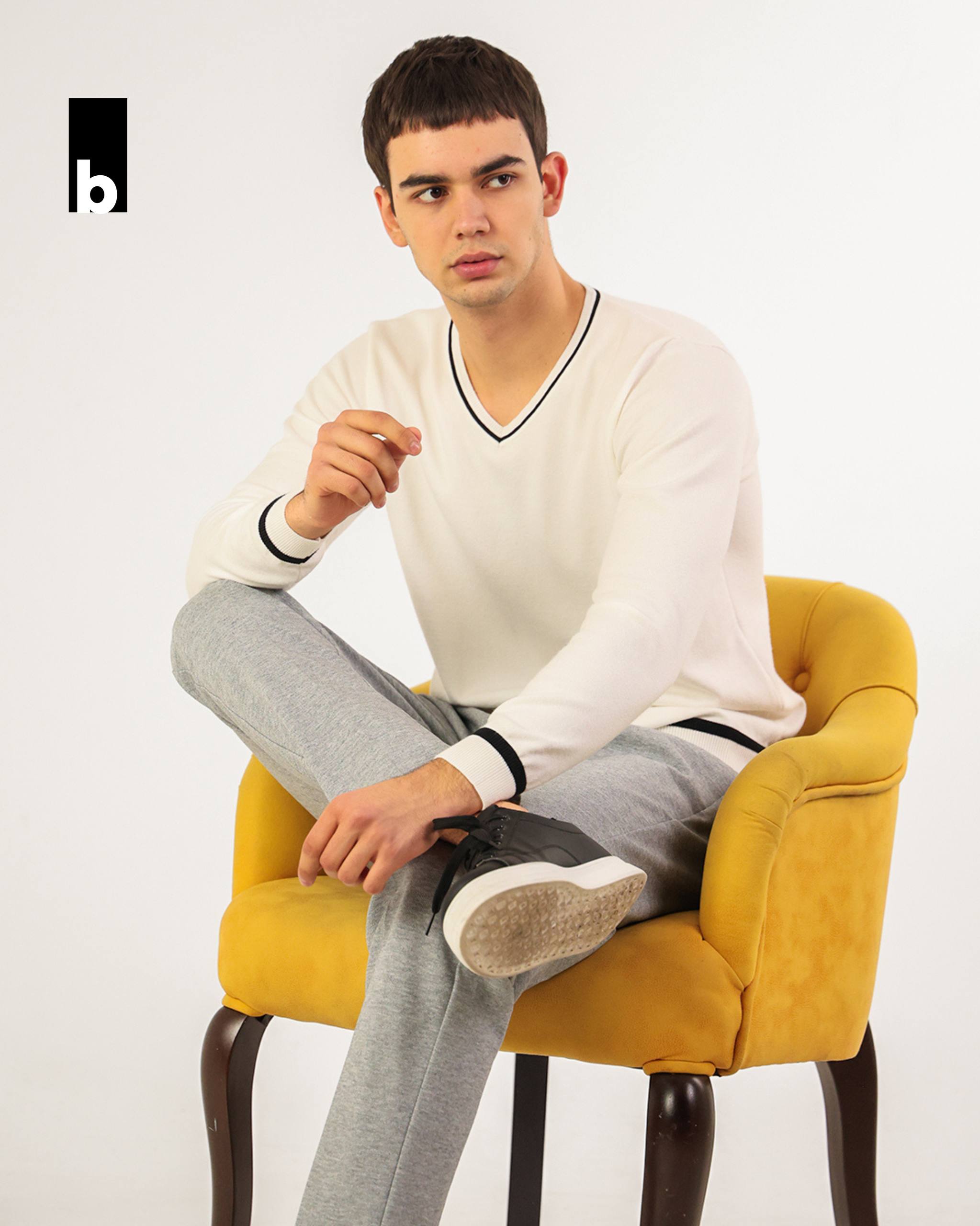 White V-neck knitted jumper with black contrast tipping